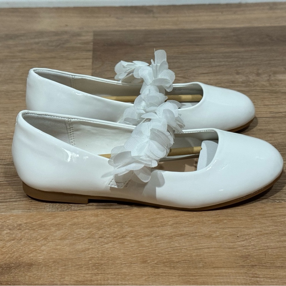 NEW Girls' Chiffon White Patent Floral Flats Size 2